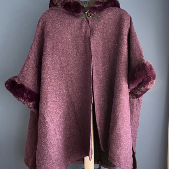 NWOT Faux Fur wool hooded cape with button, size OS - Picture 2 of 5